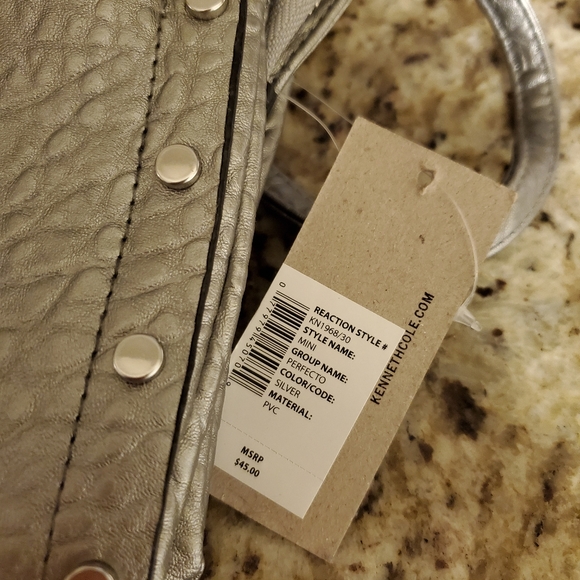 🆕🎁Kenneth Cole Reaction Crossbody zip satchel